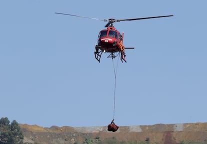 A imagem dos helicópteros dos bombeiros levando corpos de pessoas soterradas pela lama de rejeitos é uma cena recorrente no céu de Brumadinho desde o rompimento da barragem da Vale na sexta-feira da semana passada. 