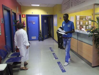 Un paciente realiza gestiones en un centro de salud de Bilbao