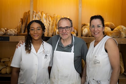El equipo del Forn Trinitat con Jordi Jordà, gerente y tercera generación de artesanos, en el centro de la imagen.
