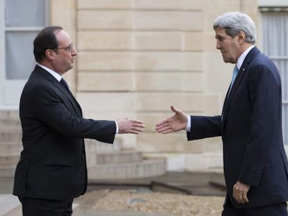 El presidente francés, François Hollande, saluda al secretario de Estado de EE UU, John Kerry, este martes en París.