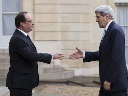 El presidente franc&eacute;s, Fran&ccedil;ois Hollande, saluda al secretario de Estado de EE UU, John Kerry, este martes en Par&iacute;s.