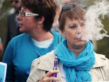 Una mujer utilizando un cigarrillo electrónico durante una manifestación a favor de su uso.