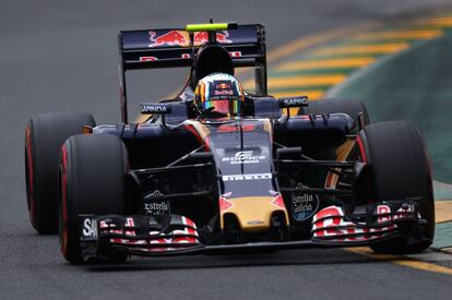 Carlos Sainz conduciendo el Toro Rosso.