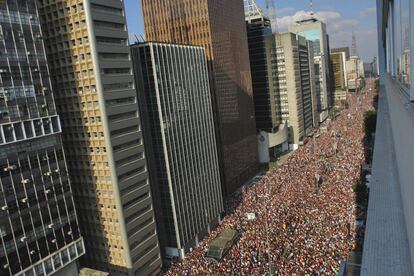 Tres millones de personas, según los organizadores, participaron en la marcha del Orgullo Gay de São Paulo de 2017, que desde 1997 recorre la avenida Paulista. La manifestación mantiene un pique con la de Nueva York por ver cuál de las dos es la más grande del planeta. Oficialmente, las celebraciones duran cinco días —el desfile de este año fue el 3 de junio—. Oficiosamente, son tres semanas repletas de debates, cine, conciertos de música, performances, eventos culturales o mercadillos en la calle. La fiesta está muy apoyada por las autoridades federales y municipales y ha sido elegida como la mejor del mundo por los usuarios de la aplicación LGBT Grindr. Además, es el segundo mayor evento de la ciudad brasileña, solo superado por la Fórmula 1. Más información: <a href="http://paradasp.org.br/" target="_blank">paradasp.org.br</a>