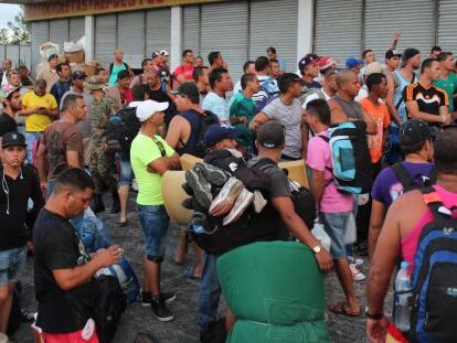 Inmigrantes cubanos tratan de ubicarse en hoteles, ayer en Paso Canoas (Panam&aacute;). 