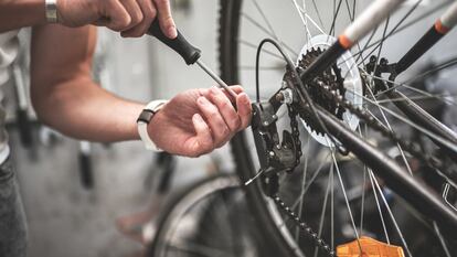 Perfectos para reparar pinchazos en las ruedas hasta para realizar el intercambio de cadenas. GETTY IMAGES.