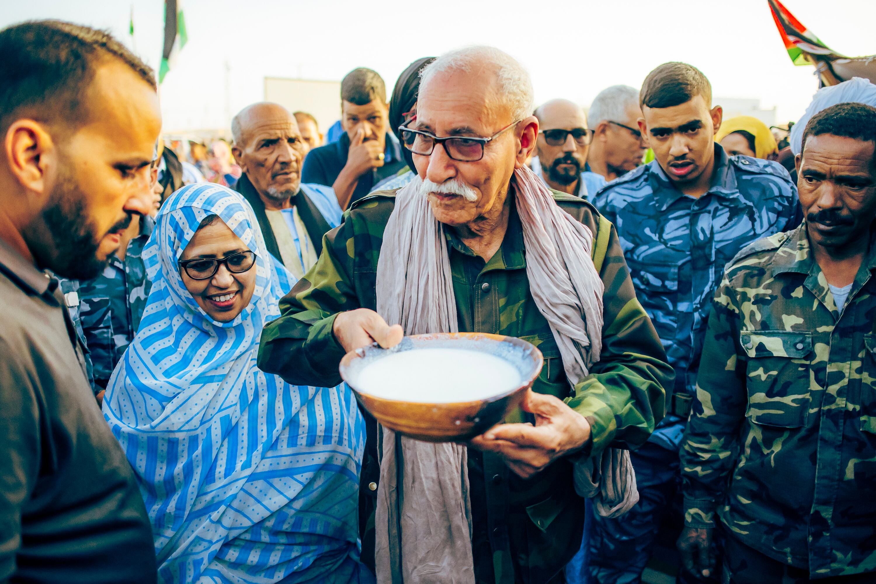 O presidente da autoproclamada República Árabe Saharaui Democrática, Brahim Gali, bebe gofio à sua chegada ao campo de Auserd, por ocasião do festival internacional de cinema FiSahara. 