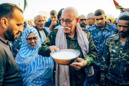 El presidente de la autoproclamada República Árabe Democrática Saharaui, Brahim Gali, bebe gofio a su llegada al campamento de Auserd, con motivo de la celebración del festival internacional de cine FiSahara. 