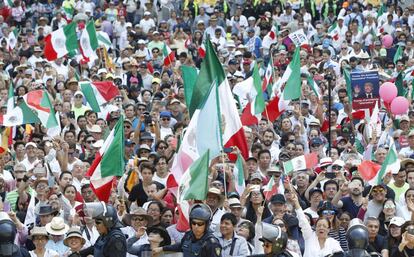 Manifestantes participan en la marcha contra la pol&iacute;tica de Donald Trump.