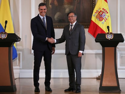 El presidente del Gobierno español, Pedro Sánchez, y el presidente de Colombia, Gustavo Petro, durante su encuentro, en Bogotá, el 24 de agosto de 2022.