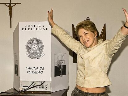 La candidata a la alcaldía de São Paulo por el Partido de los Trabajadores, Marta Suplicy, tras votar.