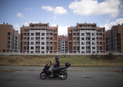 Edificios de viviendas de nueva construcción en la localidad de Camas, Sevilla / EL PAÍS