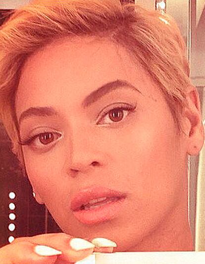 La cantante Beyonce revolucionó la red con su corte de pelo 'pixie' autofotografiado por ella misma.