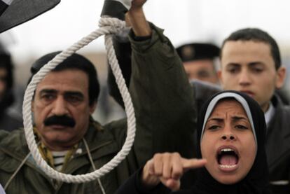 Manifestantes gritan contra Mubarak, ayer a las puertas del tribunal en El Cairo.