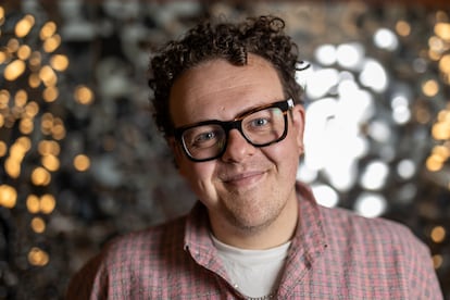 Jack Rooke, guionista, creador de la serie Big Boys, fotografiado en el hotel SLS Barcelona.