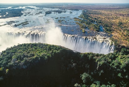 Vista aérea de las cataratas Victoria (Patrimonio Mundial de la Unesco desde 1989) en el río Zambeze.