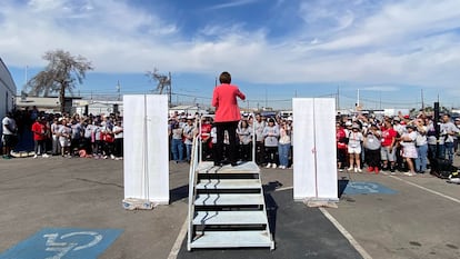 La senadora Catherine Cortez Masto interviene ante miembros de la Culinary Union en Las Vegas, el 10 de octubre de 2024.