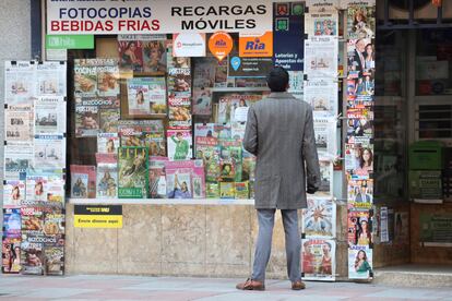 Un hombre observa las portadas de los periódicos en Salamanca este viernes.