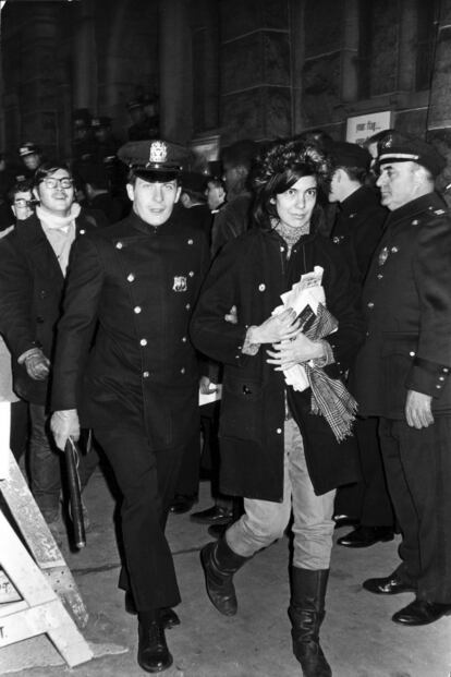 Agentes de policía escoltan a la autora y activista estadounidense Susan Sontag hacia una comisaría tras su arresto durante una protesta en Nueva York, en 1967.