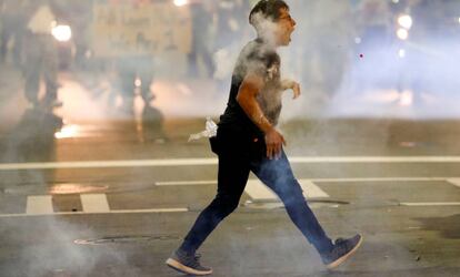 Un manifestante en medio de las protestas.