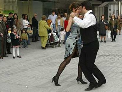 Una pareja baila el tango en Madrid