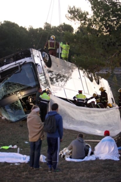 Un autocar de estudiantes procedentes de Holanda con destino a Calella (Barcelona), se salió de la autpista AP-7 esta madrugada en la salida 5 en Bàscara (Girona) causando una víctima mortal y 19 heridos.