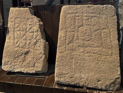 Alquerques tallados en dos piedras recuperadas y musealizadas en el interior de la iglesia de Santiago del Burgo, Zamora.