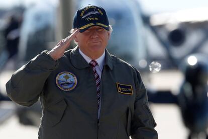 O presidente antes de embarcar no Air Force One na Base Aérea Langley, em Hampton, Virgínia, no dia 2 de março de 2017.