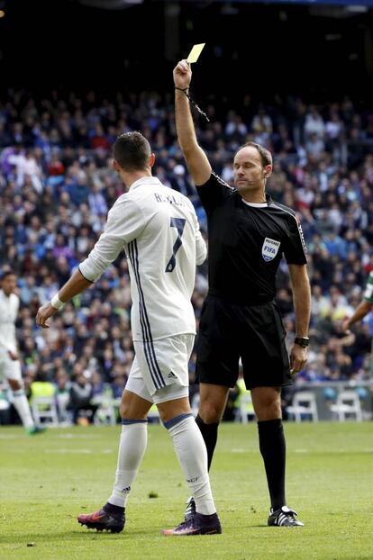 El arbitro saca cartulina amarilla a Cristiano Ronaldo.