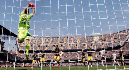 Oblak, el portero del Atl&eacute;tico de Madrid, frente al Valencia.