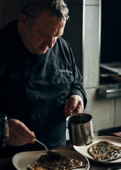 Jauregi prepara su plato de oreja a la plancha con chimichurri.