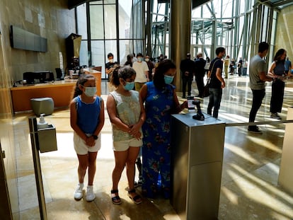 Visitantes usando su móvil a la entrada del museo Guggenheim en Bilbao el 3 de junio.
