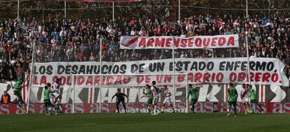 La afici&oacute;n del Rayo exhibe una pancarta de apoyo a la anciana desahuciada, en el partido contra el Celta.