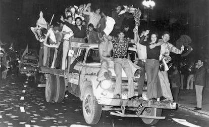 Ciudadanos argentinos celebran en las calles de Buenos Aires el triunfo de Juan Domingo Perón en las elecciones presidenciales de 1973.