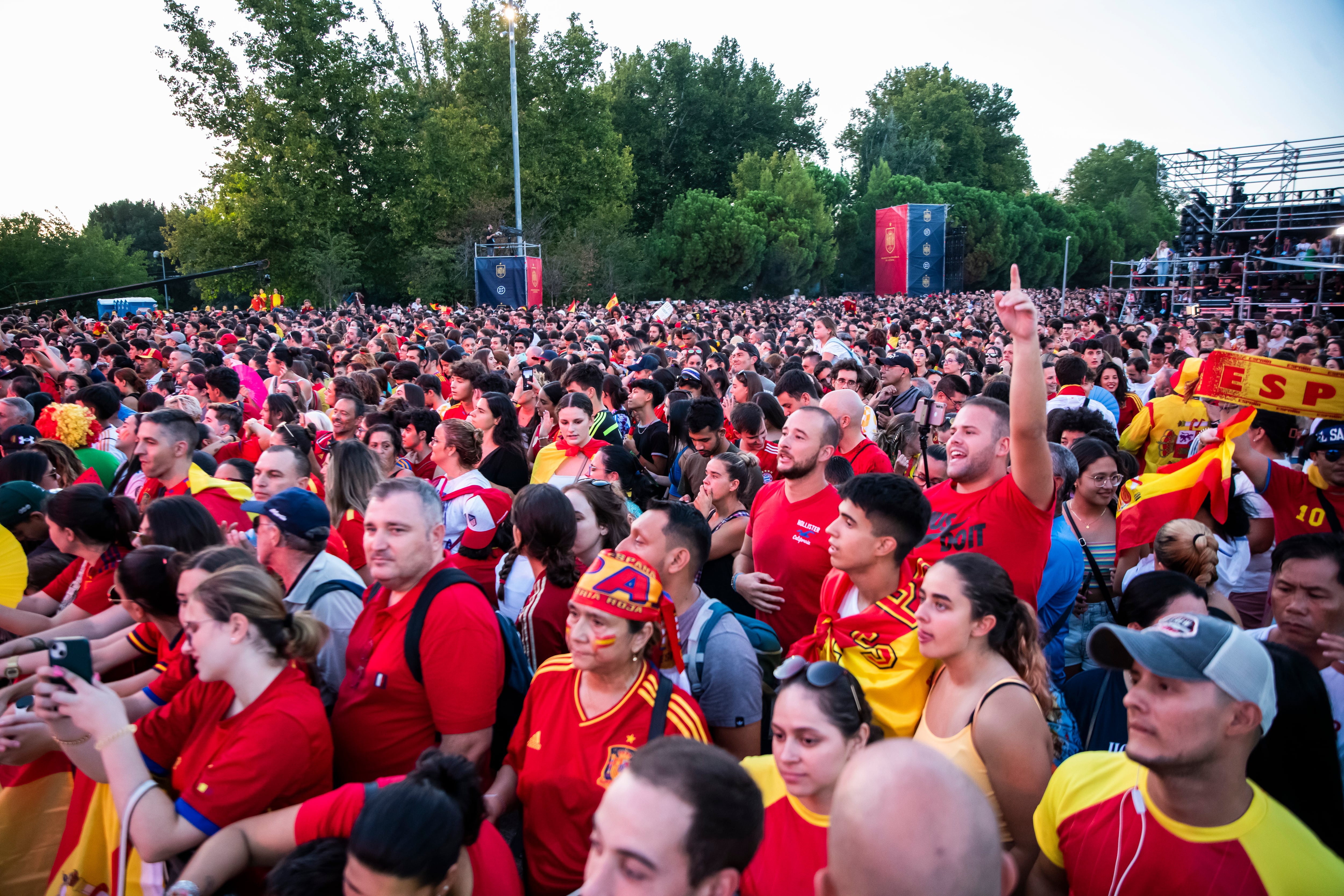 Miles de personas se han reunido esta tarde en Madrid para celebrar el título obtenido por la selección femenina de fútbol en el Mundial de Australia y Nueva Zelanda. 