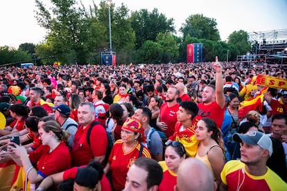 Miles de personas se han reunido esta tarde en Madrid para celebrar el título obtenido por la selección femenina de fútbol en el Mundial de Australia y Nueva Zelanda. 
