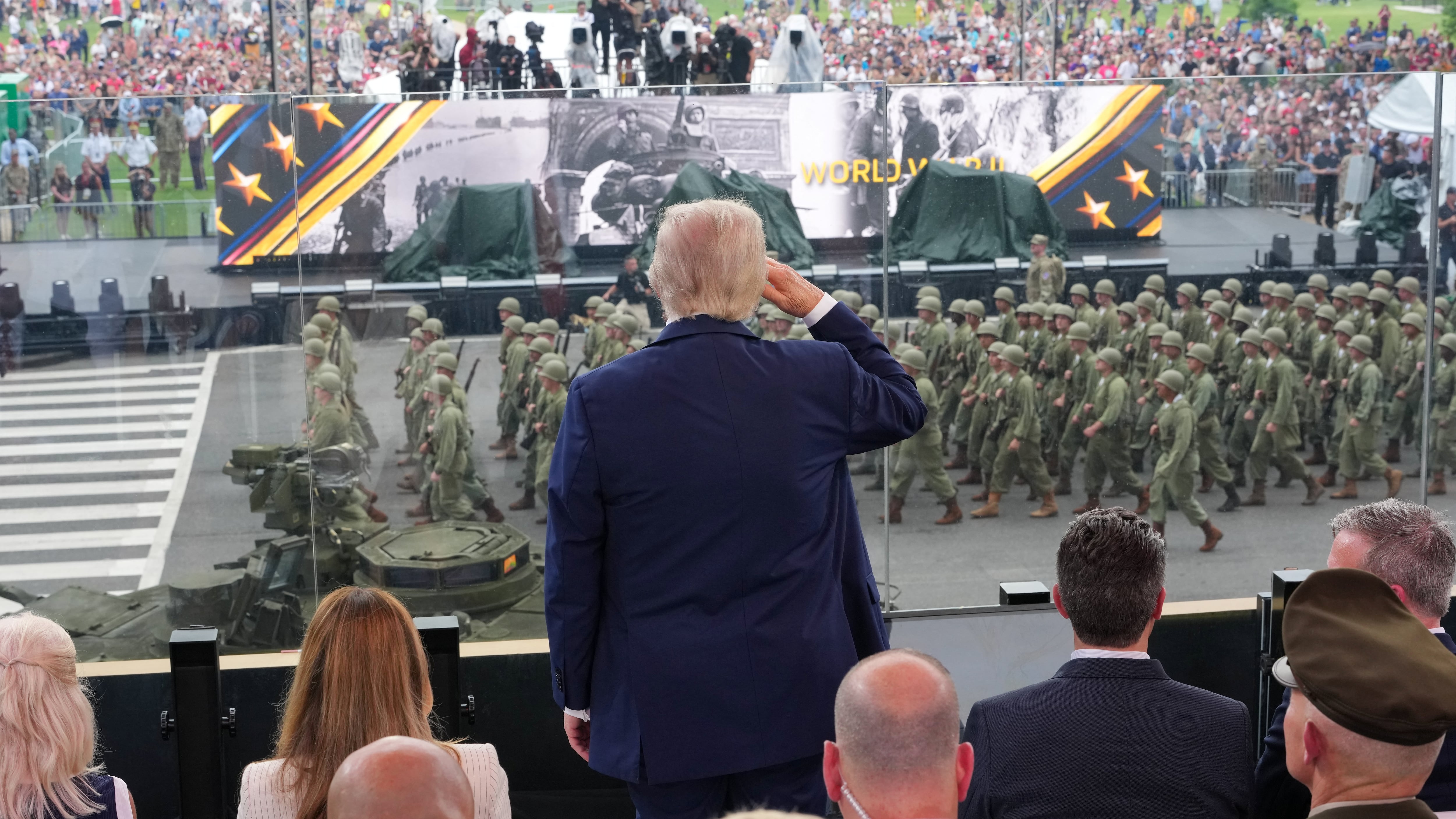 La lluvia, las protestas y la escasa asistencia deslucen el desfile de cumpleaños de Trump