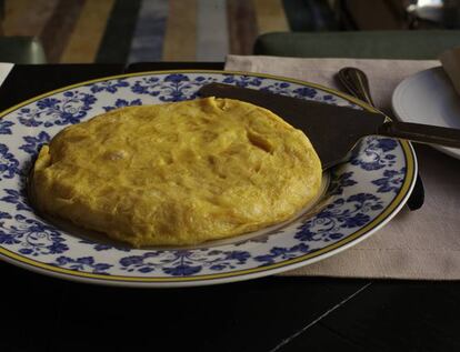 La Escuela de Betanzos tiene en Carmen Carro a una de sus mejores alumnas: se graduó con nota y hasta decidió luego sacarse un master. Y es que lo suyo es pura precisión, una especie de ecuación. Desde la elección de los ingredientes (hicieron diferentes catas para encontrar huevos de Coren que tenían que pesar entre 56 y 6 gramos y para hallar una patata gallega hidropónica con poca fécula) hasta la técnica (cortan las patatas con mandolina para conseguir cuadraditos iguales de apenas dos milímetros de grosor). Auténticos cirujanos de la tortilla. </p> <a href="http://www.tabernapedraza.com"_blank">Taberna Pedraza</a>. Calle de Ibiza, 38 (Madrid).