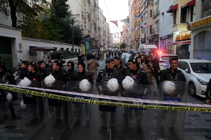 Personal de seguridad acordonaba la zona tras el atentado terrorista en el centro de Estambul.
