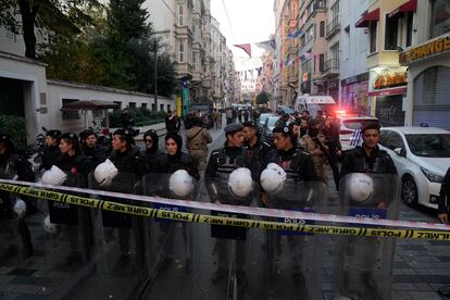Personal de seguridad acordonaba la zona tras el atentado terrorista en el centro de Estambul.