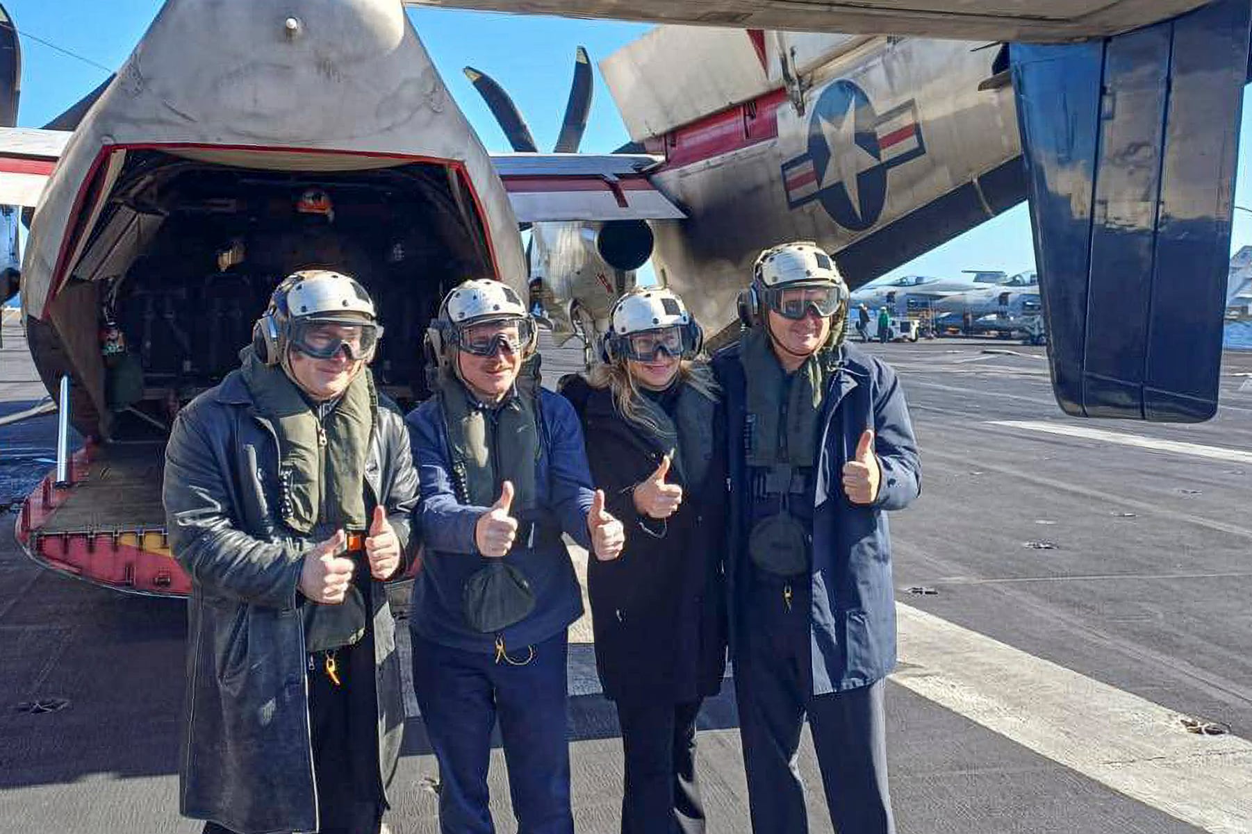 Milei se fotografía a bordo del portaaviones USS Nimitz y fortalece su alianza militar con Trump