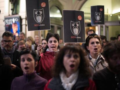 Trabajadores del Liceo cantando el coro Va pensiero de Nabucco como medida de protesta