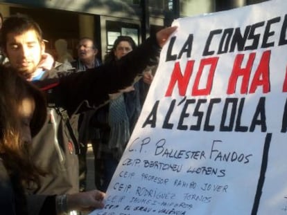 Centenares de directores de colegio registraron en febrero la deuda de la Generalitat.