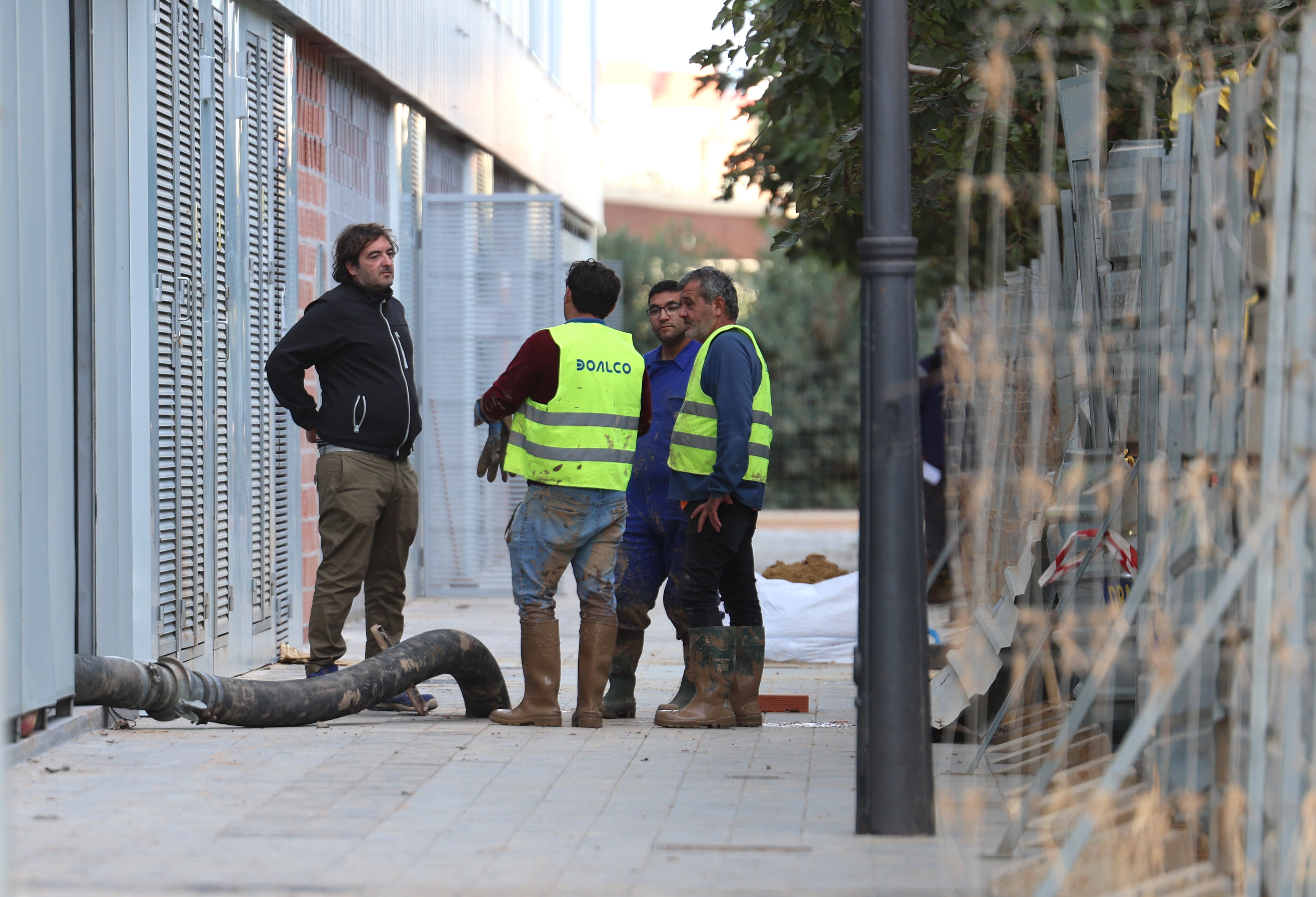 Trabajos para desatascar el agua empozada en el segundo sótano del edificio en La Torre, Valencia, este martes.