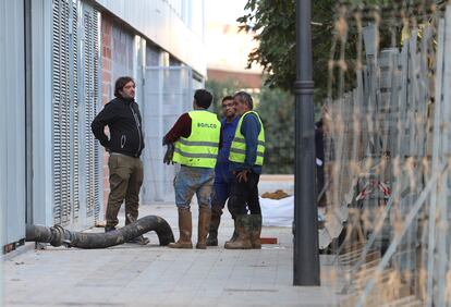 Trabajos para desatascar el agua empozada en el segundo sótano del edificio en La Torre, Valencia, el 26 de noviembre de 2024.