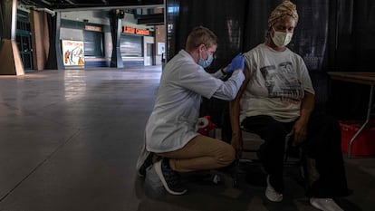 Un enfermero administra gratuitamente la vacuna de la gripe a un paciente en Comerika Park, en el centro de Detroit, (Estados Unidos) el 10 de noviembre de 2020.