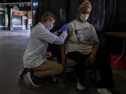 Un enfermero administra gratuitamente la vacuna de la gripe a un paciente en Comerika Park, en el centro de Detroit, (Estados Unidos) el 10 de noviembre de 2020.