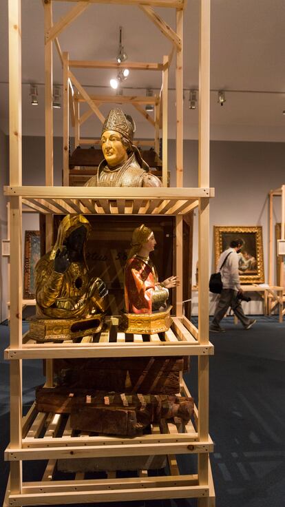 Aspecto de la muestra '¡El Museo en peligro!, que reproduce parcialmente el depósito de obras de arte en la iglesia de Sant Esteve de Olot.