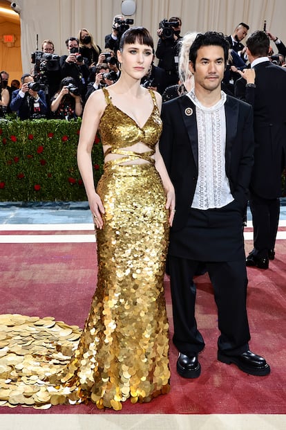 Rachel Brosnahan (La maravillosa señora Meisel) y Joseph Altuzarra, el diseñador responsable del vestido dorado con escamas que lució la actriz.