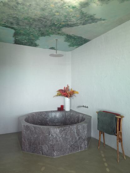 El baño conserva frescos en el techo, y la bañera, circular, es de mármol.
